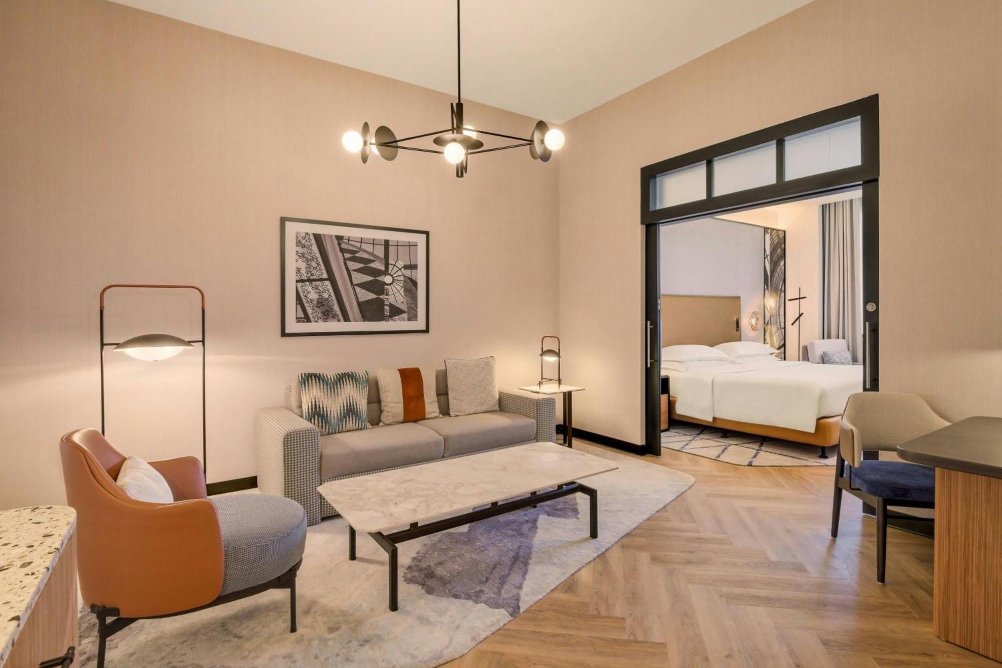 Suite Grand Deluxe con 1 Camera da Letto, Divano-Letto e Accesso Club Lounge con Colazione, Cocktail Hour Serale, Bibite e Tartine